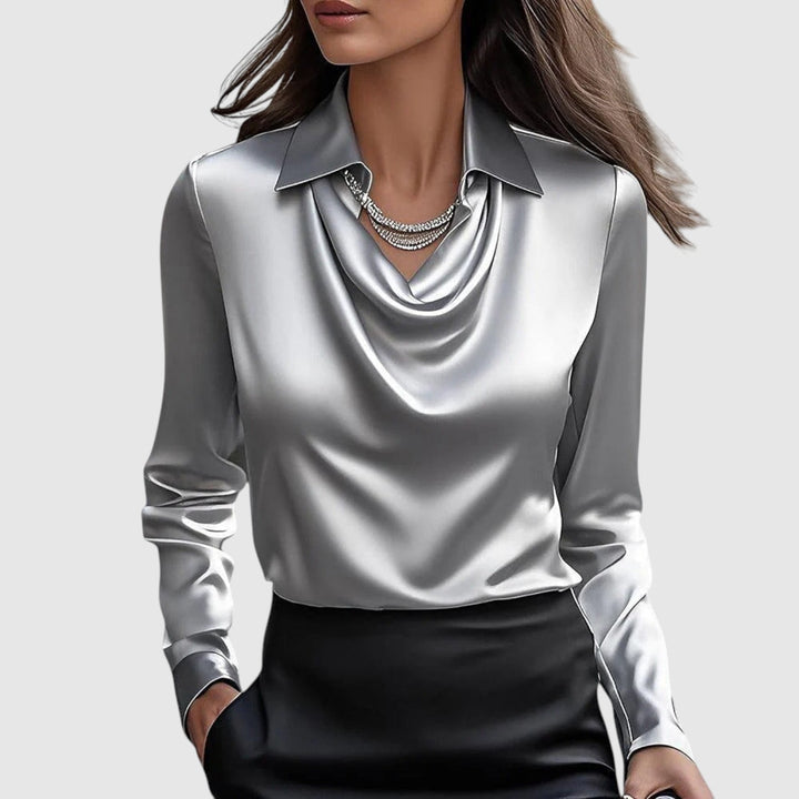Sylvie | Blusa brillante de lujo con escote plisado