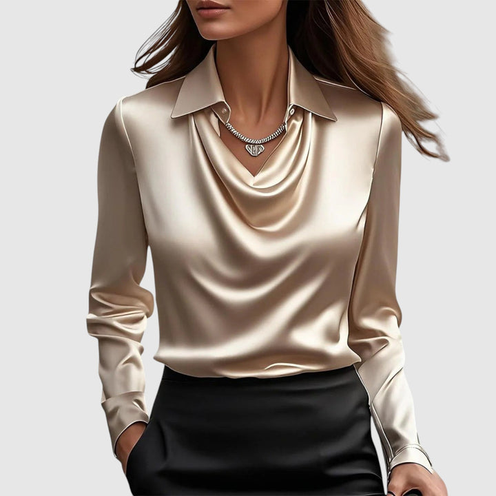 Sylvie | Blusa brillante de lujo con escote plisado