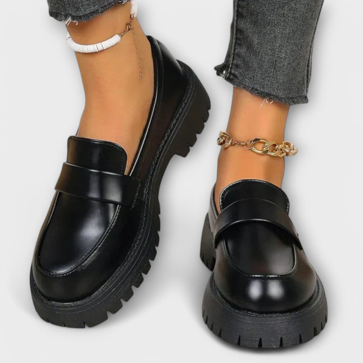 Mocasín para mujer con diseño ortopédico y cuña satinada