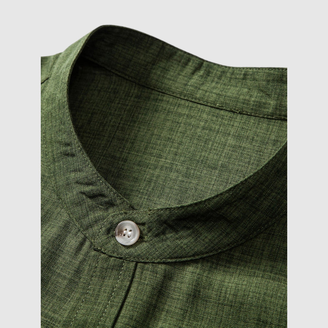 Camisa de manga corta con cuello alto y pantalones de lino de pierna recta