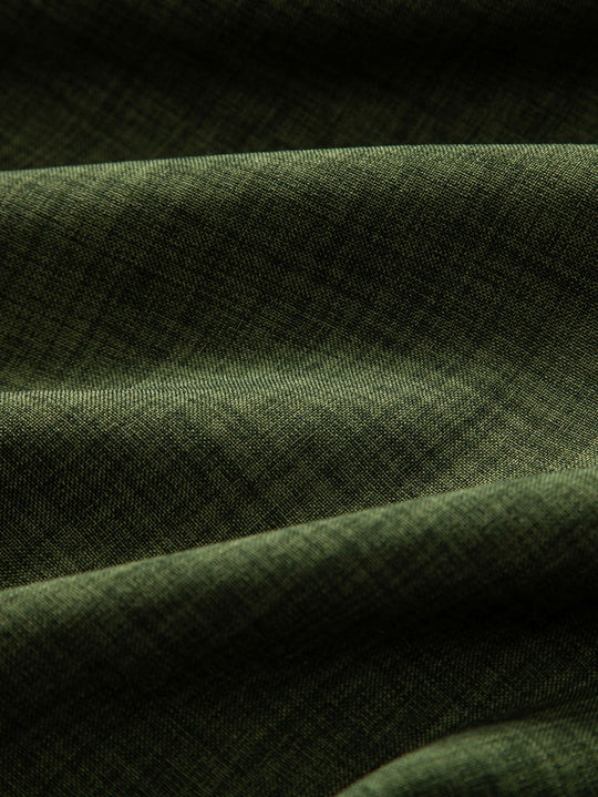 Camisa de manga corta con cuello alto y pantalones de lino de pierna recta