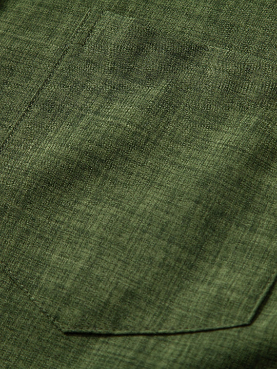 Camisa de manga corta con cuello alto y pantalones de lino de pierna recta